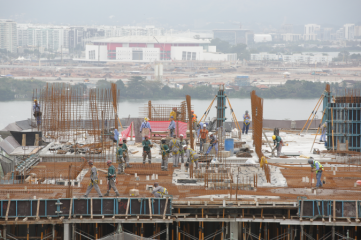 Construction of the Olympic Village, with Barra Olympic Park in the background (Photo: Rio 2016 / Cidade Olimpica)