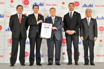 Yasushi Yamawaki (JPC President & Tokyo 2020 Vice President), Akiyoshi Koji (Asahi Breweries President), Yoshiro Mori (Tokyo 2020 President), Koji Murofushi (Tokyo 2020 Sports Director), Tsuyoshi Aoki (JOC Vice President & Secretary General) at the signing ceremony (Photo Copyright: Tokyo 2020 – Ryo Ichikawa)