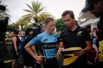 Olympic medalist Henri Schoeman (left) with SLT CEL Michael_Dhulst (right) in Singapore