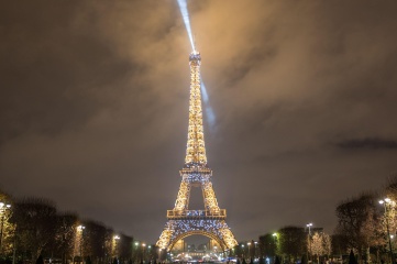 Tour Eiffel illuminee depuis Champs de Mars © E.Li